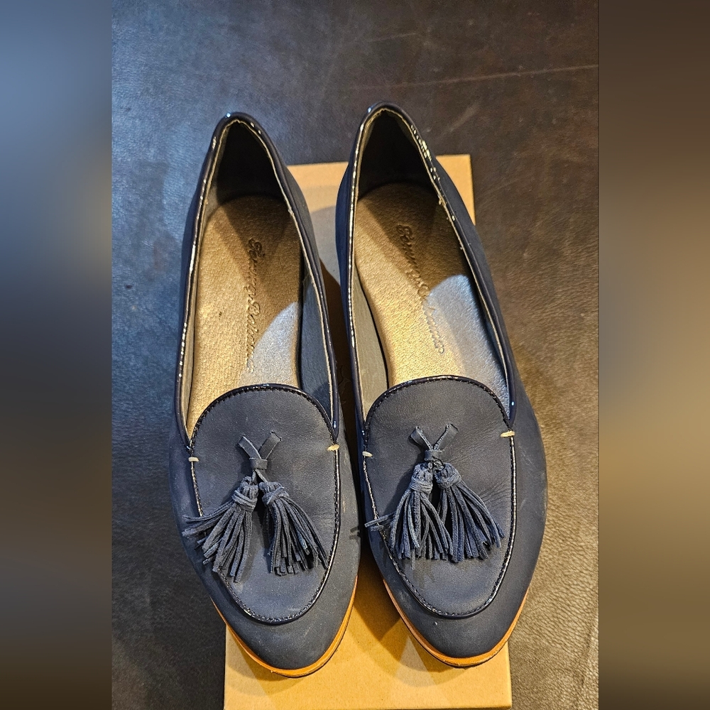 Tommy Bahama Finna Loafers in size 7.5